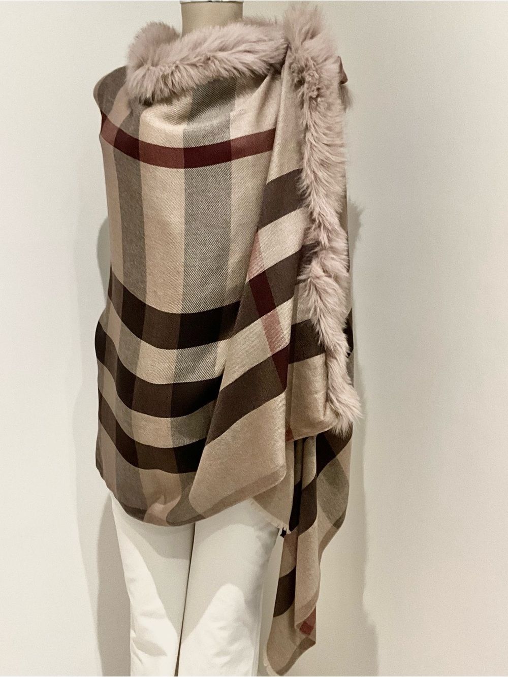 BURBERRY FUR TRIM PLAID WRAP / STOLE. - Picture 5 of 11